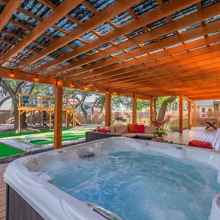 Luxurious Home With Hot Tub & Tree Deck By 6Flags San Antonio Exterior photo