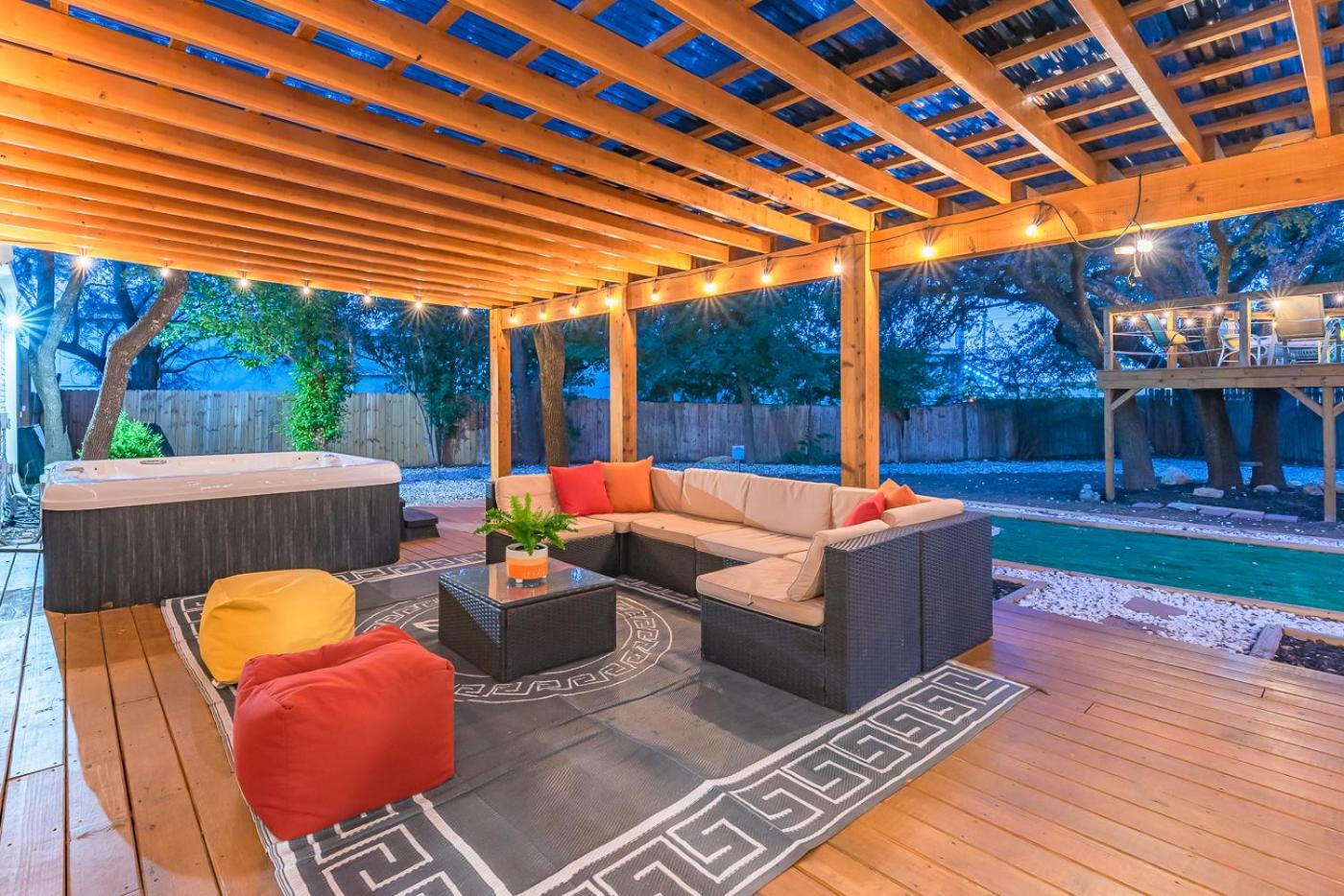 Luxurious Home With Hot Tub & Tree Deck By 6Flags San Antonio Exterior photo