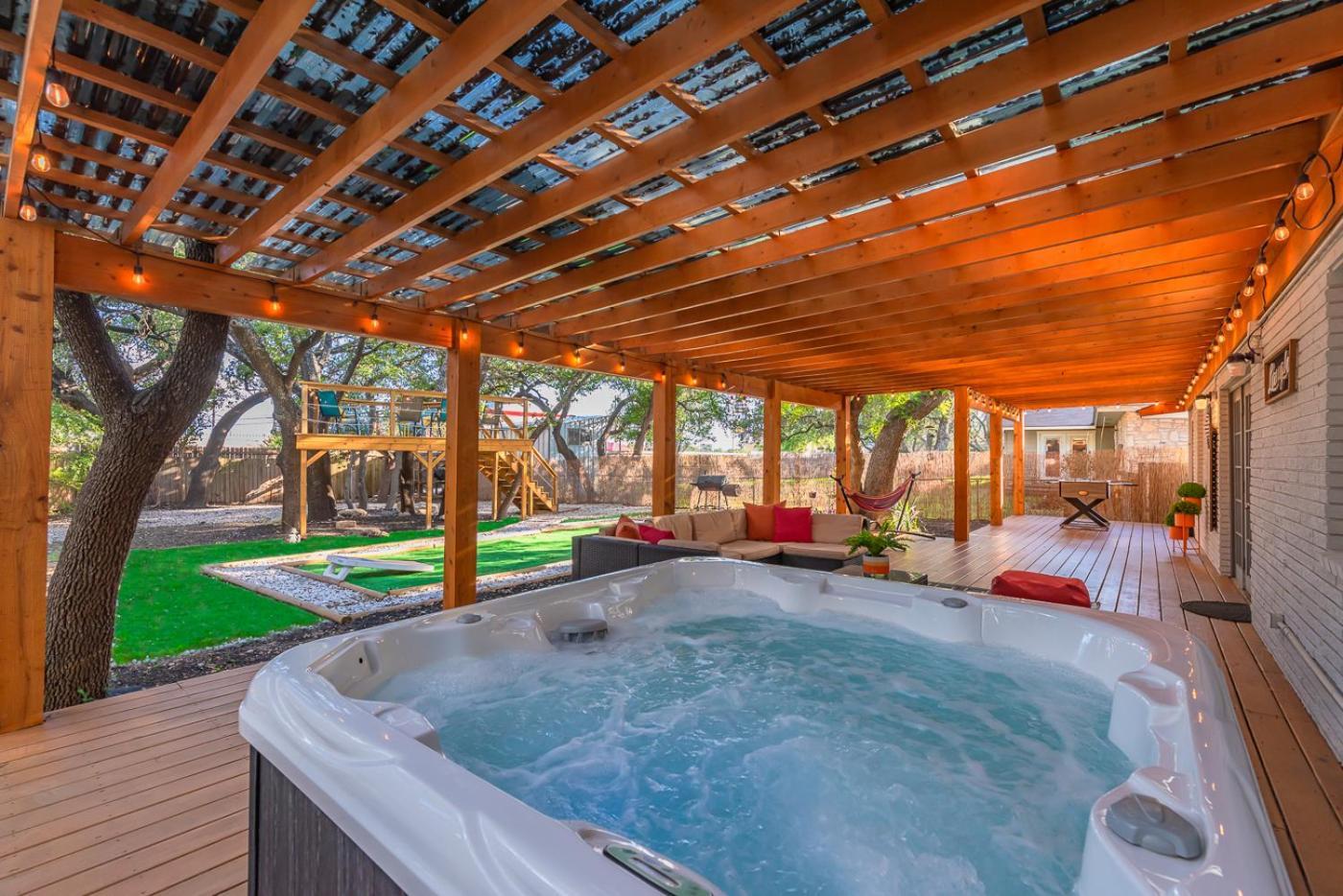 Luxurious Home With Hot Tub & Tree Deck By 6Flags San Antonio Exterior photo