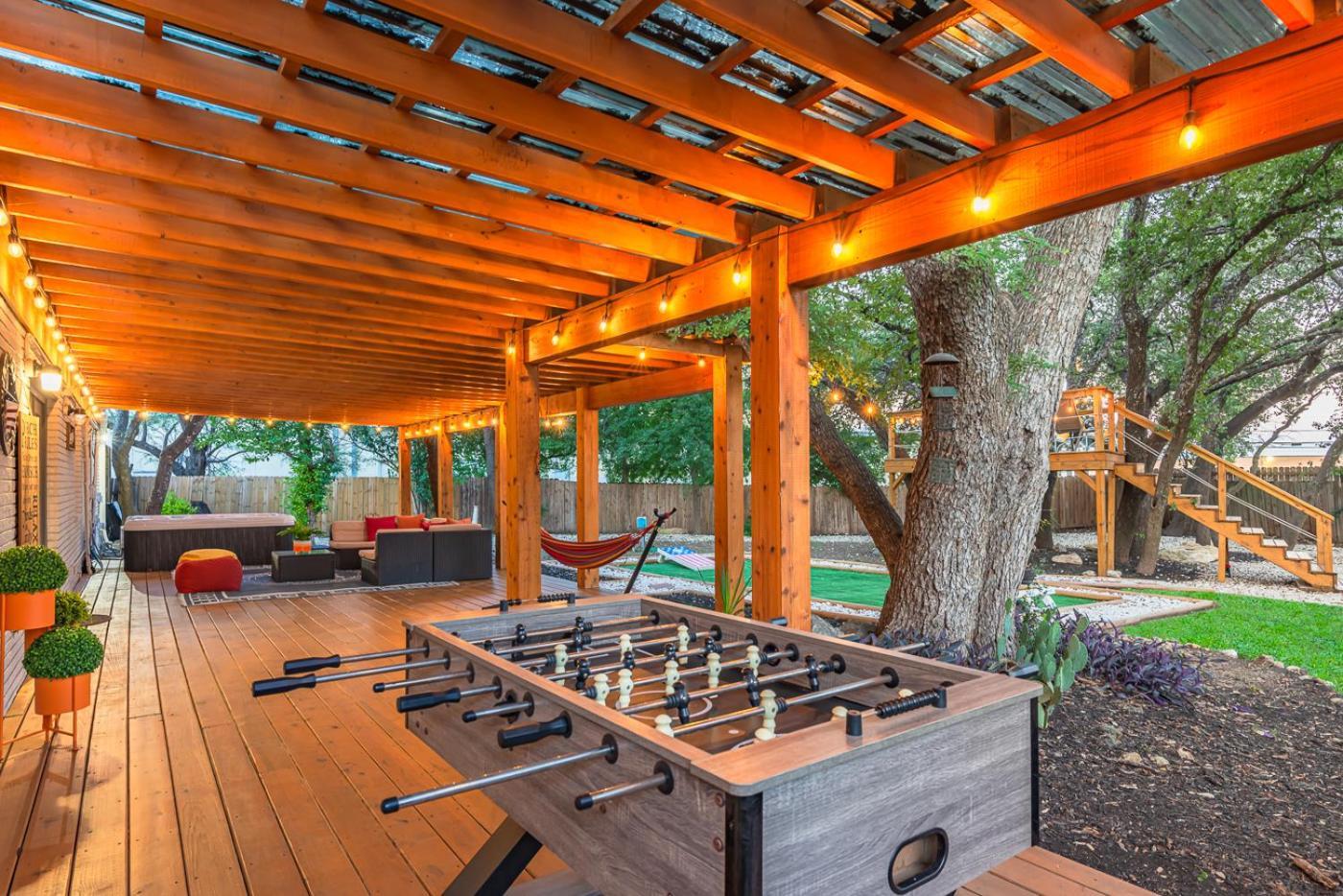 Luxurious Home With Hot Tub & Tree Deck By 6Flags San Antonio Exterior photo