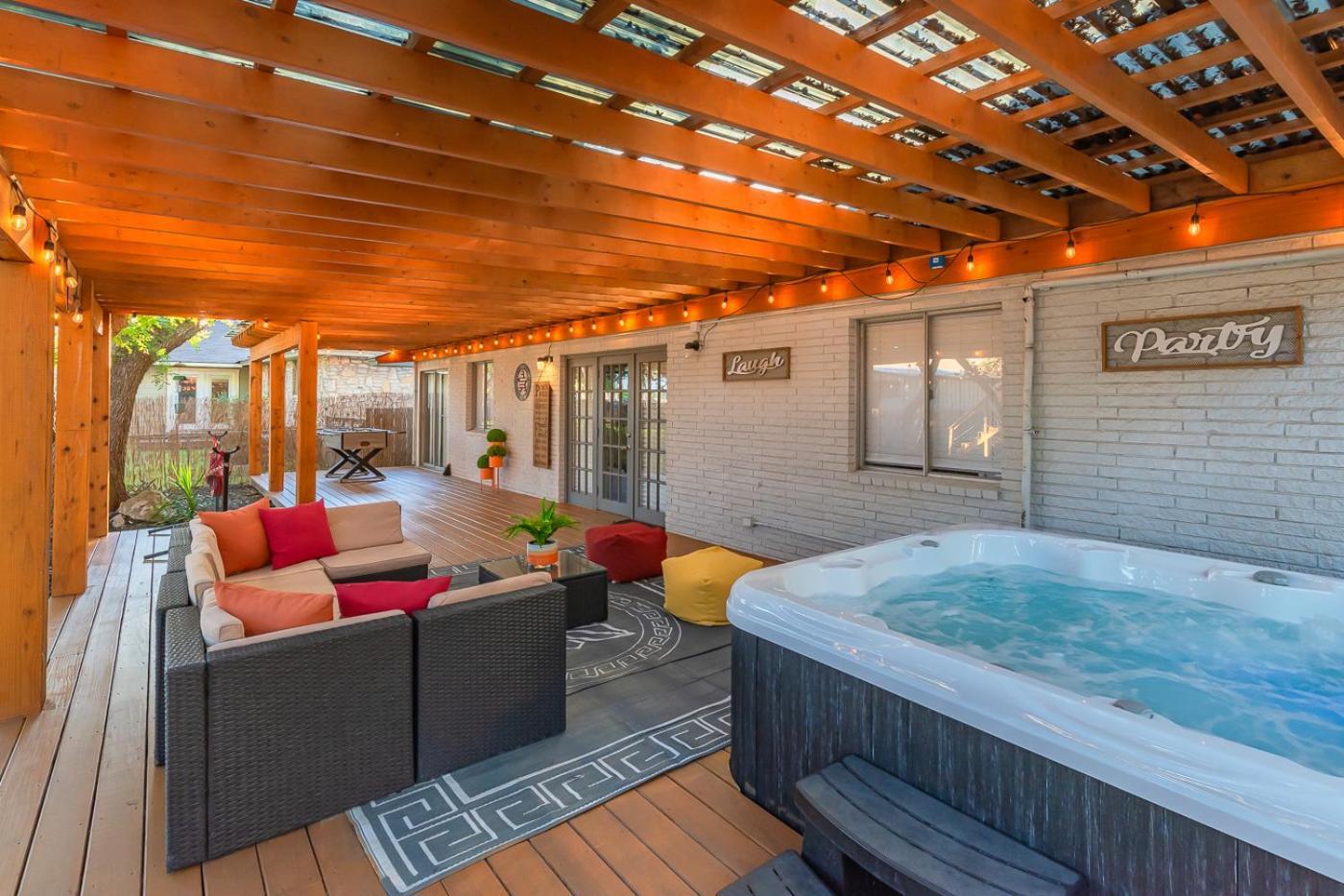 Luxurious Home With Hot Tub & Tree Deck By 6Flags San Antonio Exterior photo
