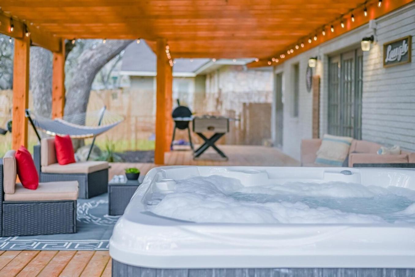 Luxurious Home With Hot Tub & Tree Deck By 6Flags San Antonio Exterior photo