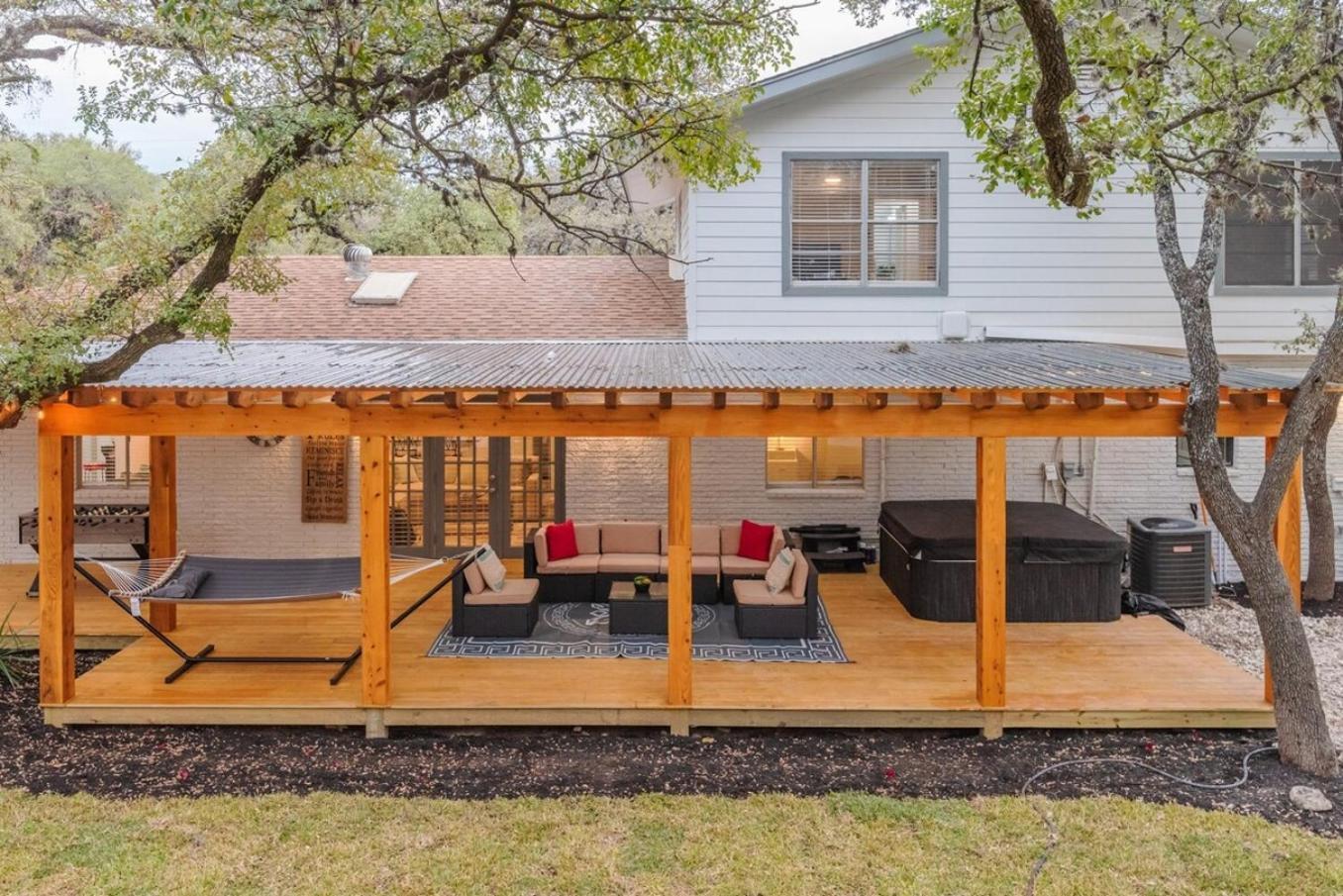 Luxurious Home With Hot Tub & Tree Deck By 6Flags San Antonio Exterior photo